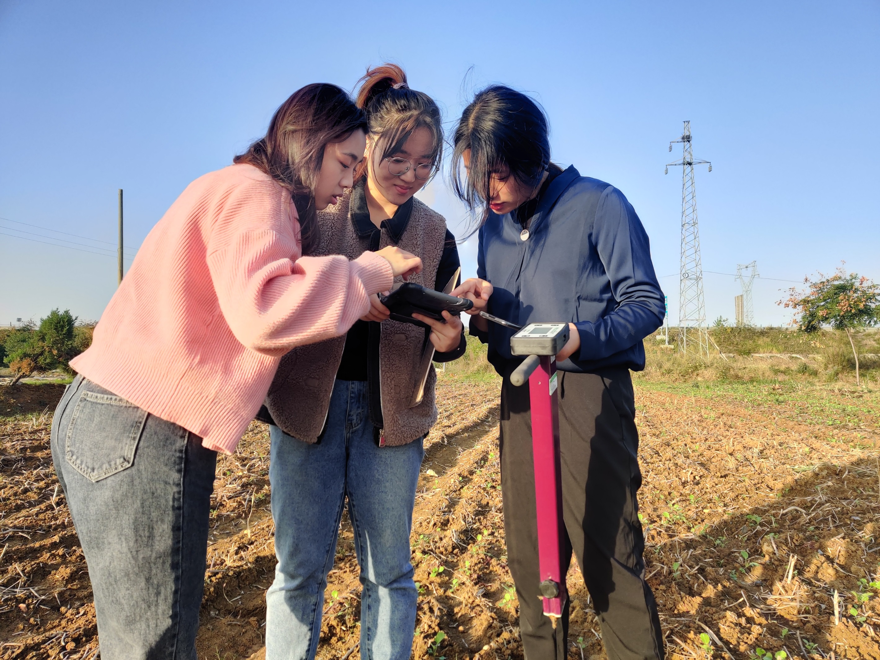 雷达遥感科研团队赴丹江口库区开展实地考察采样活动